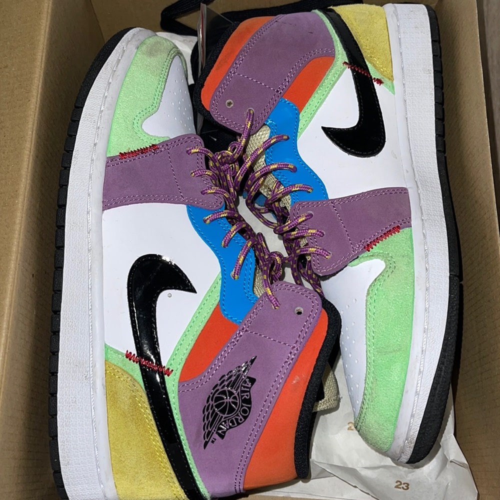AIR JORDAN 1 MID SE WMNS
"Lightbulb"